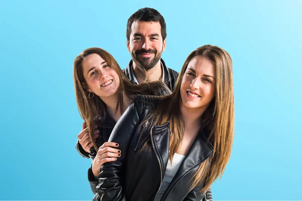 Siyah deri ile üç arkadaş