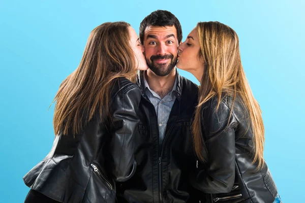 Bir adamı öperken kadınlar