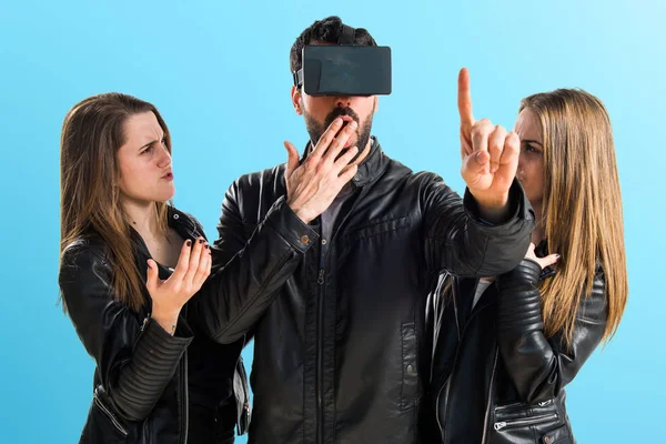 VR gözlüklü adam.