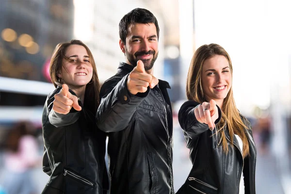 Arkadaşlar açık için işaret