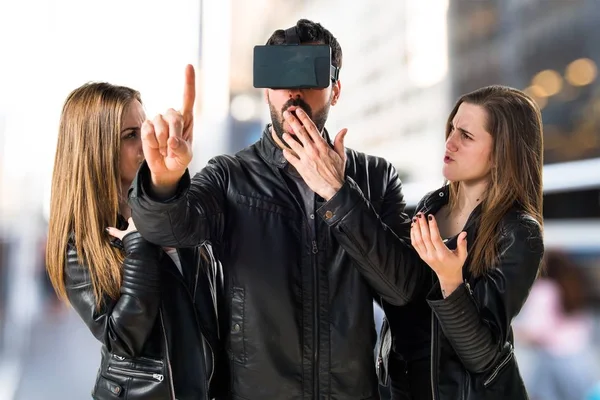 VR gözlüklü adam.