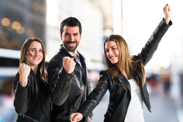 Üç arkadaş birlikte poz 