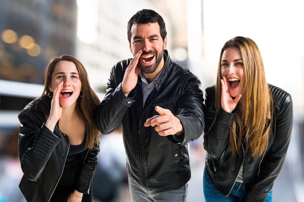 Üç arkadaş birlikte poz 