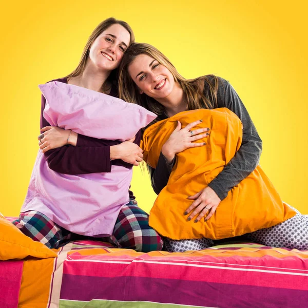 Mutlu kız yatakta oynarken