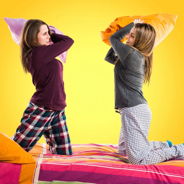 Yatağa oynayan kız