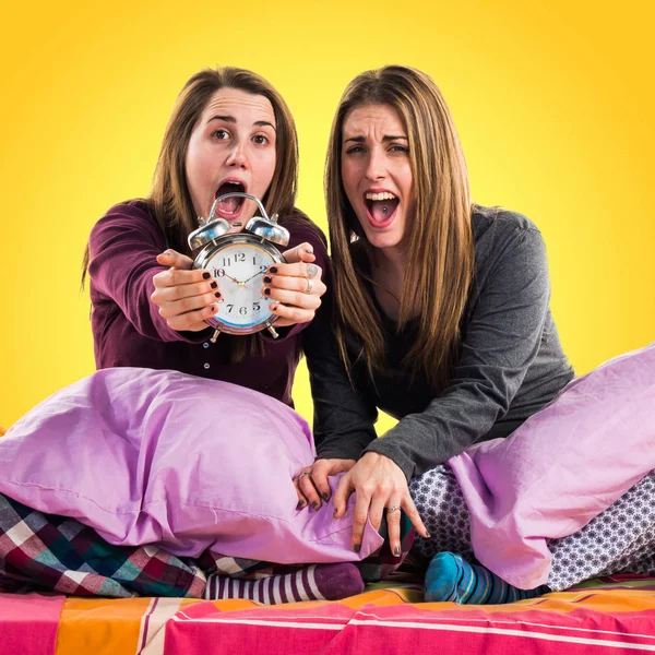 Vintage saat tutan yatak üzerinde arkadaşlar