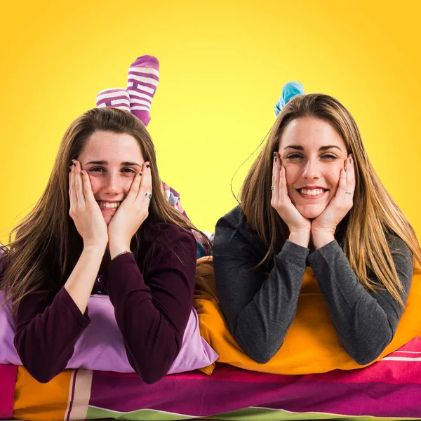 İki kız kardeş birlikte poz