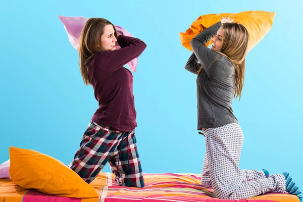 Yatağa oynayan kız