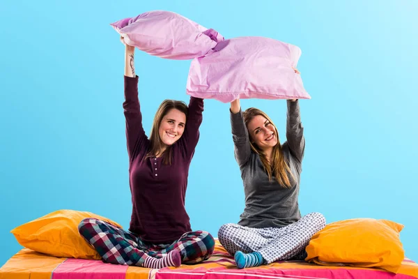 Mutlu kız yatakta oynarken