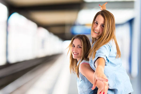 Zusters Spelen Witte Achtergrond — Stockfoto