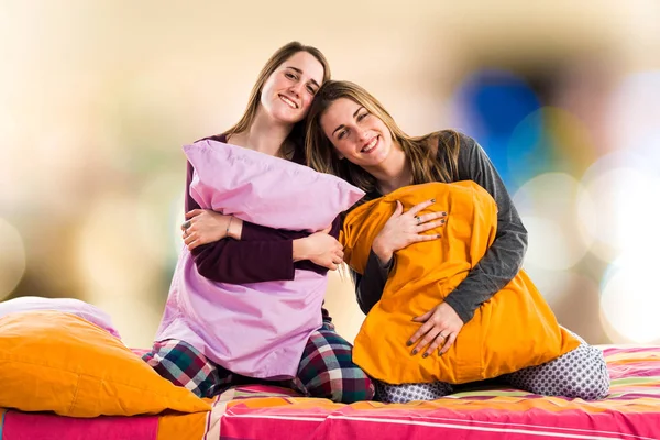 Happy Sisters Bermain Tempat Tidur — Stok Foto