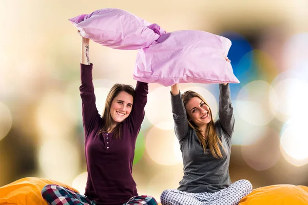 Mutlu kız yatakta oynarken