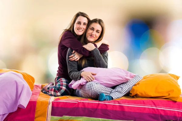 Mutlu kız yatakta oynarken