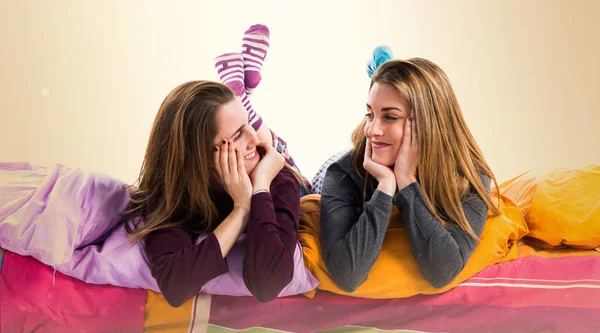 İki kız kardeş birlikte poz