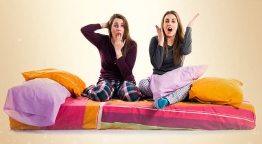 Arkadaş sürpriz jest yapıyor yatakta