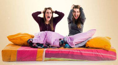 İki kız kardeş birlikte poz