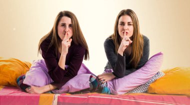 Arkadaşlar yatakta sessizlik jest yapma