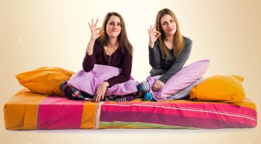 Kız yatakta Ok işareti yapmak