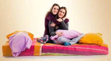 Mutlu kız yatakta oynarken