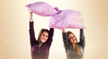 Mutlu kız yatakta oynarken