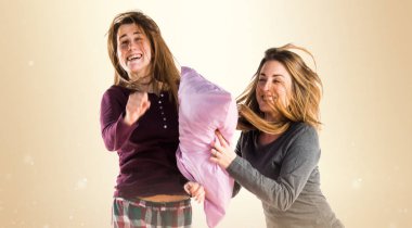 Yatağın üstüne atlama arkadaşlar