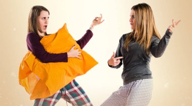 Arkadaşlar yatakta gitar jest yapma