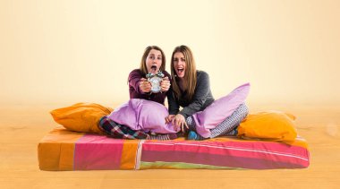 Vintage saat tutan yatak üzerinde arkadaşlar