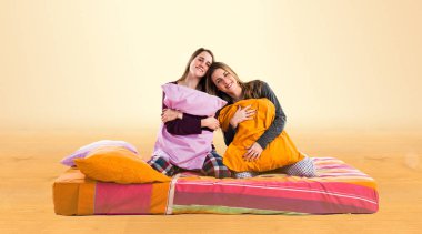 Mutlu kız yatakta oynarken