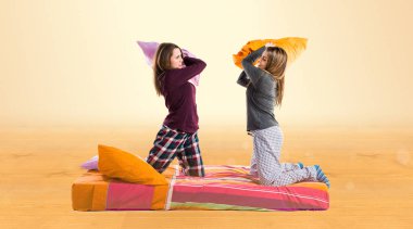 Yatağa oynayan kız