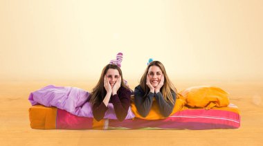 İki kız kardeş birlikte poz