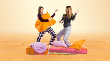 Arkadaşlar yatakta gitar jest yapma