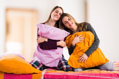 Mutlu kız yatakta oynarken