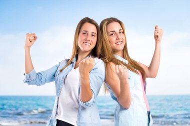 izole beyaz arka plan üzerinde şanslı kızlar