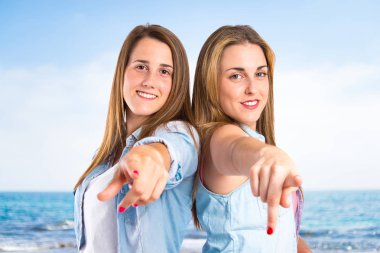 kızların önüne beyaz zemin işaret