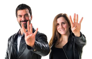 İki arkadaş beyaz arka plan üzerinde poz