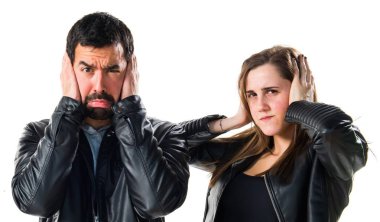 Arkadaşlar kulaklarını kapsayan