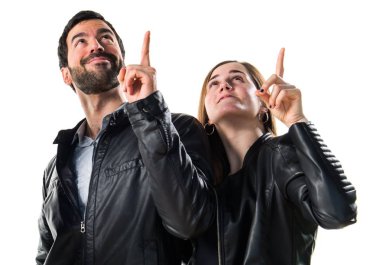 İki arkadaş beyaz arka plan üzerinde poz