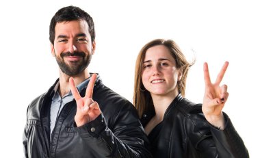 İnsanlar zafer jest yapıyor