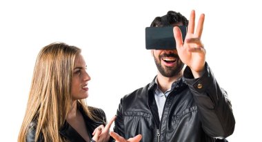 VR gözlüklü adam.