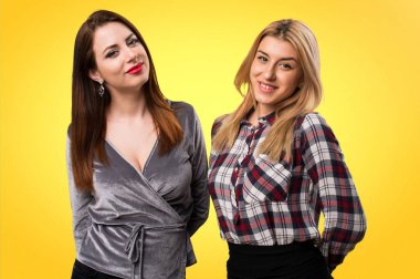 Renkli arka plan üzerinde mutlu iki arkadaş