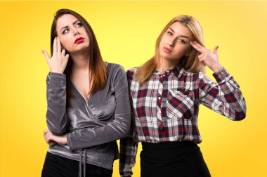 İki arkadaş intihar yapma jest renkli arka plan üzerinde