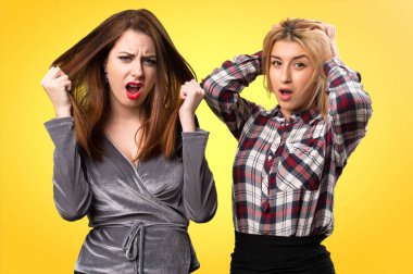 Renkli arka plan üzerinde hayal kırıklığına arkadaşlar