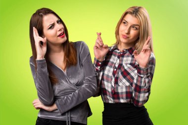 İki arkadaş renkli arka plan üzerinde geçiş onların parmak ile