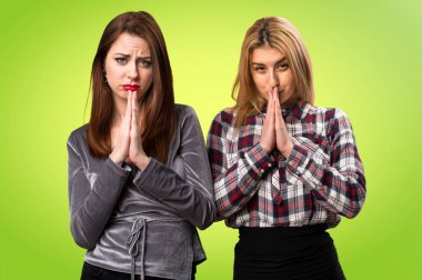 İki arkadaş renkli arka plan üzerinde yalvaran