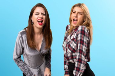 İki arkadaş renkli arka plan üzerinde bağırarak