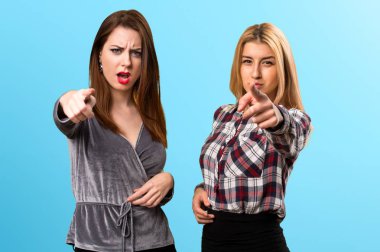 İki arkadaş renkli arka plan üzerinde bağırarak