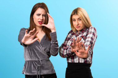 Renkli arka plan üzerinde korkmuş iki arkadaş