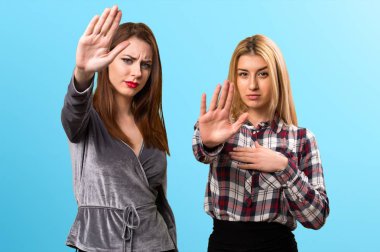 İki arkadaş renkli arka plan üzerinde kırmızı yapma