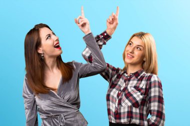 İki arkadaş renkli arka plan üzerinde yukarı dönük