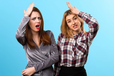 İki arkadaş şüpheleri renkli arka plan üzerinde